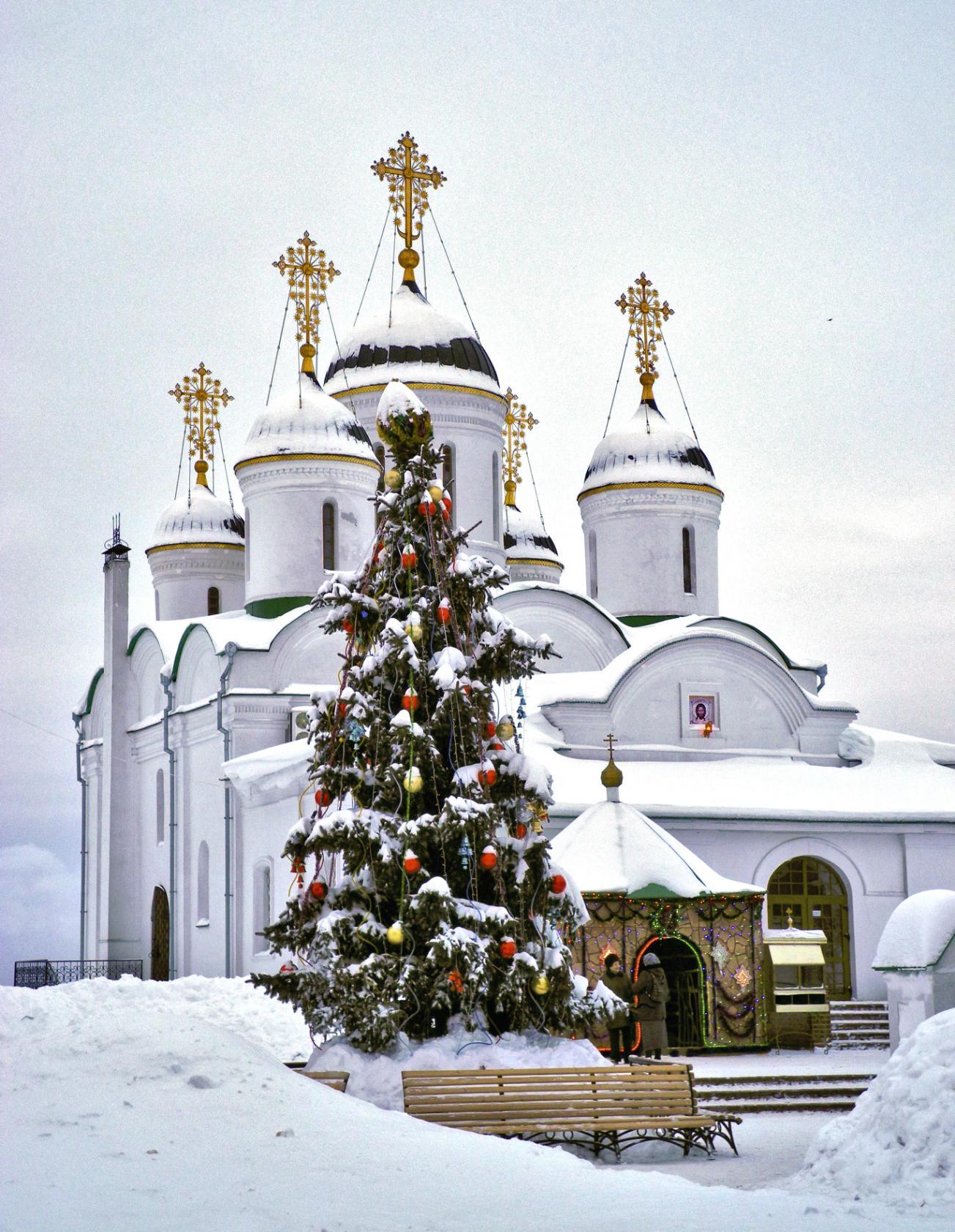 Православный храм зимой