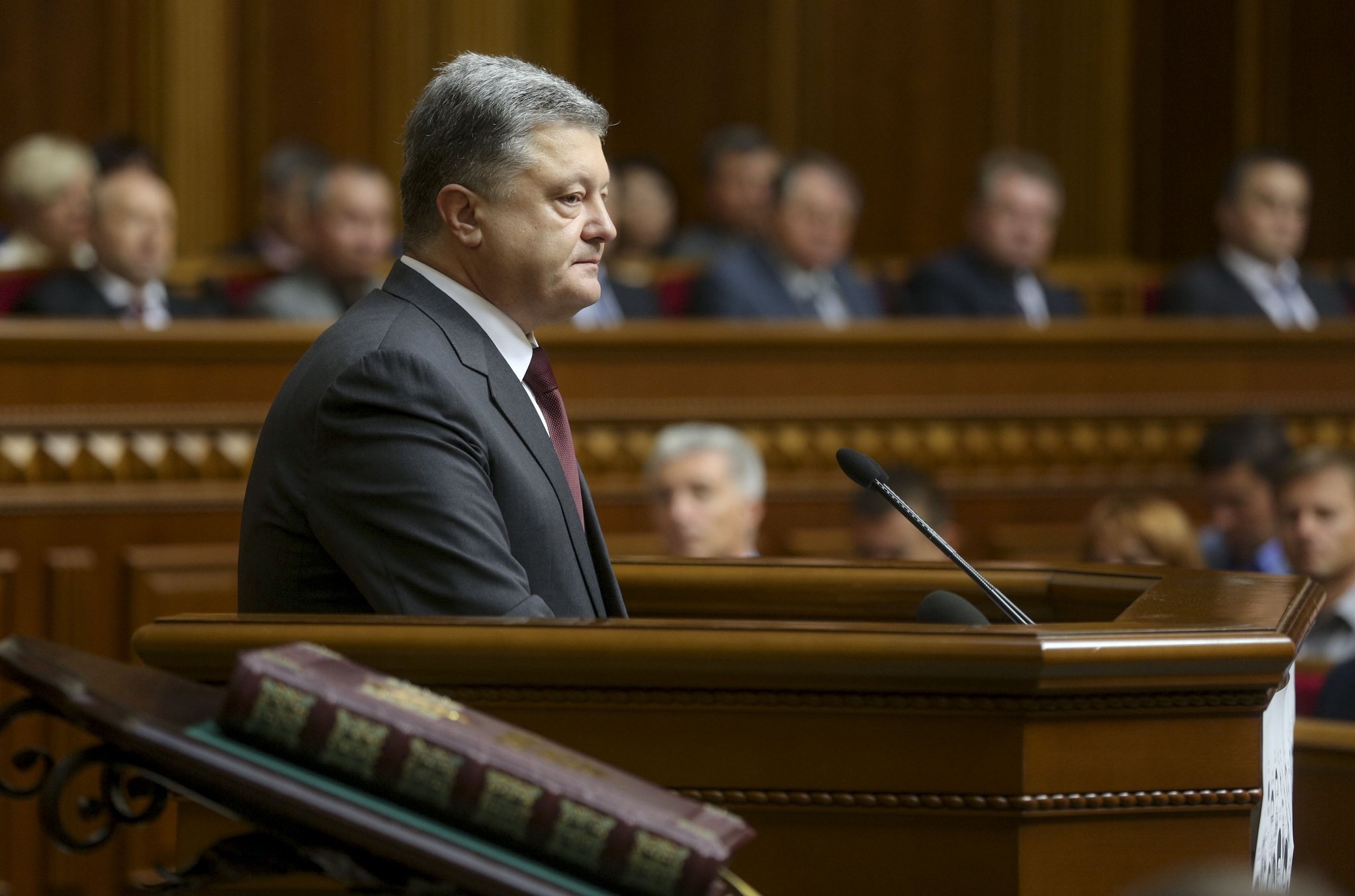 Претендующие на депутаты. Импичмент президента Украины. Порошенко в Раде фото. Порошенко в Раде.