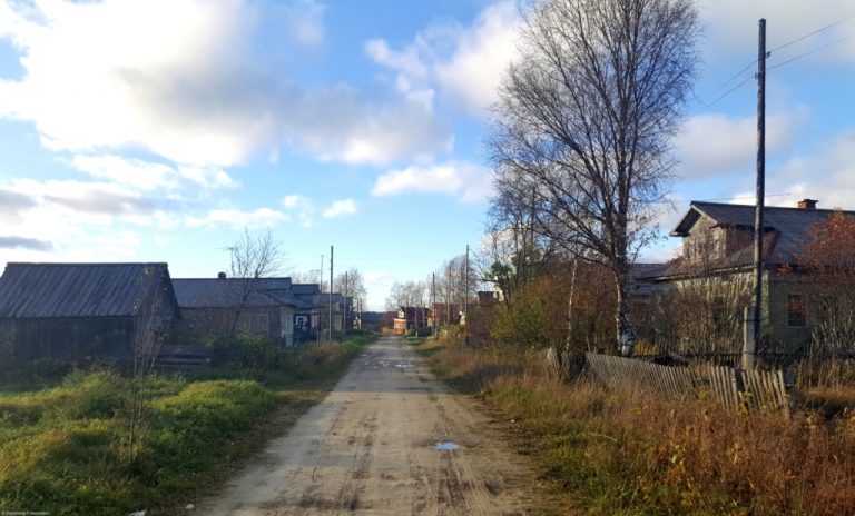 Деревня деньги. Улица в деревне. Деревня Главная улица. Улица в деревне фото. Маленькие улицы деревень в России.