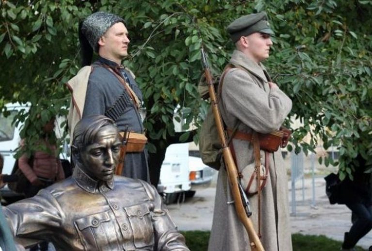 Памятник Симону Петлюре. Памятник Петлюре в Виннице. Виннице открыт памятник Симону Петлюре. Памятник Петлюре с детьми.